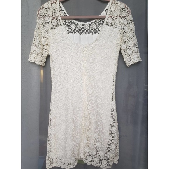 Abercrombie and Fitch crochet lace mini - Picture 2 of 4